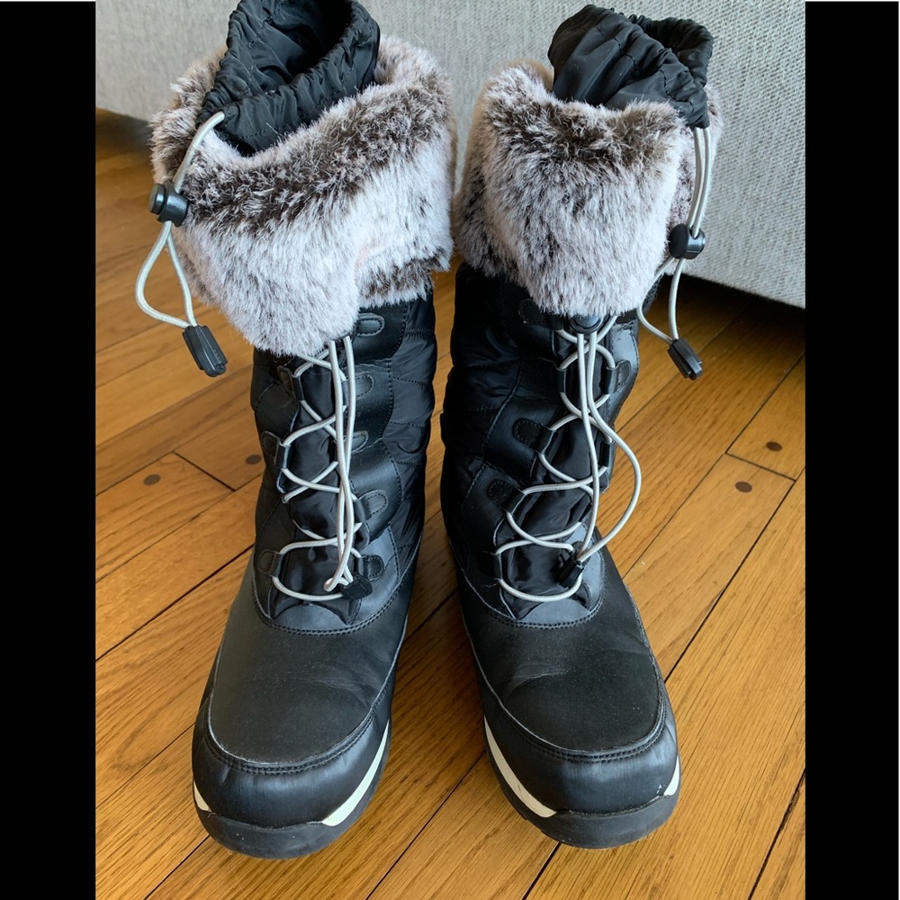 Lands’ End Fur lined tie up snow boots.